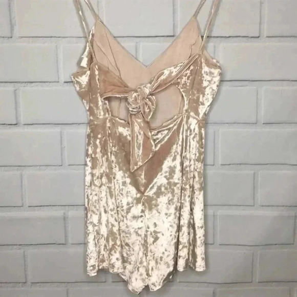 Urban Outfitters Luxe Crushed Velvet Cream Champagne Romper Size S Small - Picture 5 of 6